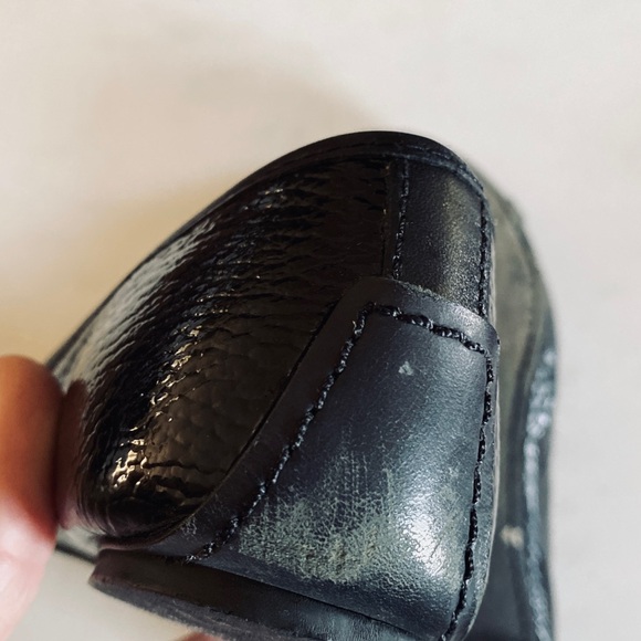 Black/Gold Tumbled Patent Tory Burch ballet flats in very good condition size 8. - Picture 5 of 7